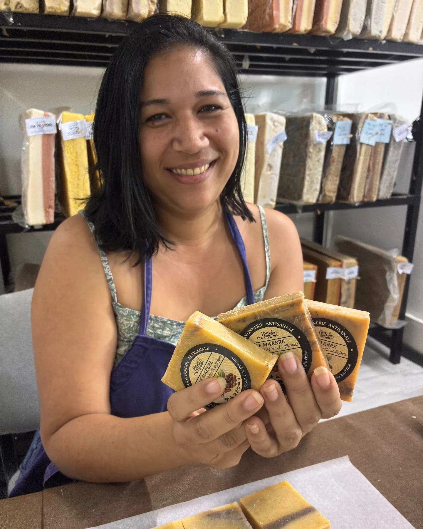 Ludivine, savonnière, au labo Bulbul de Bourbon à Petite-Île